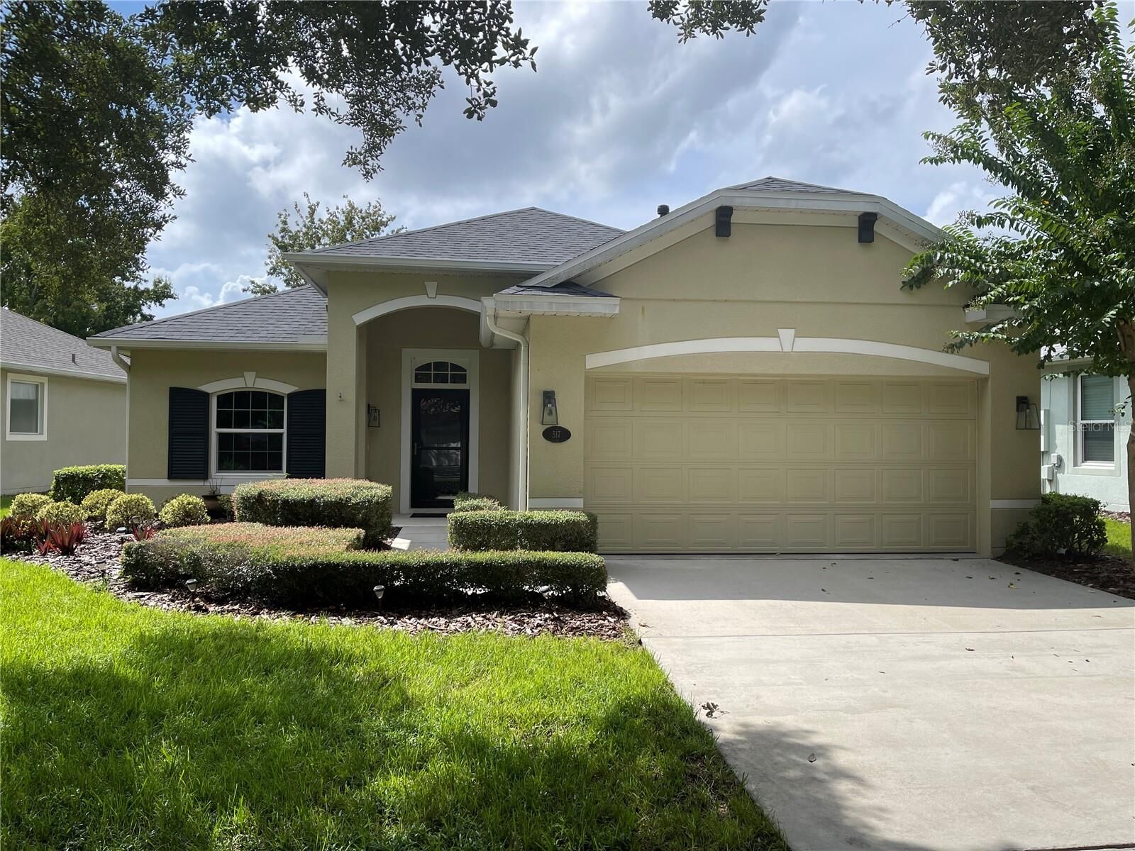 Property Photo: 517 Heron Point Way FL 32724