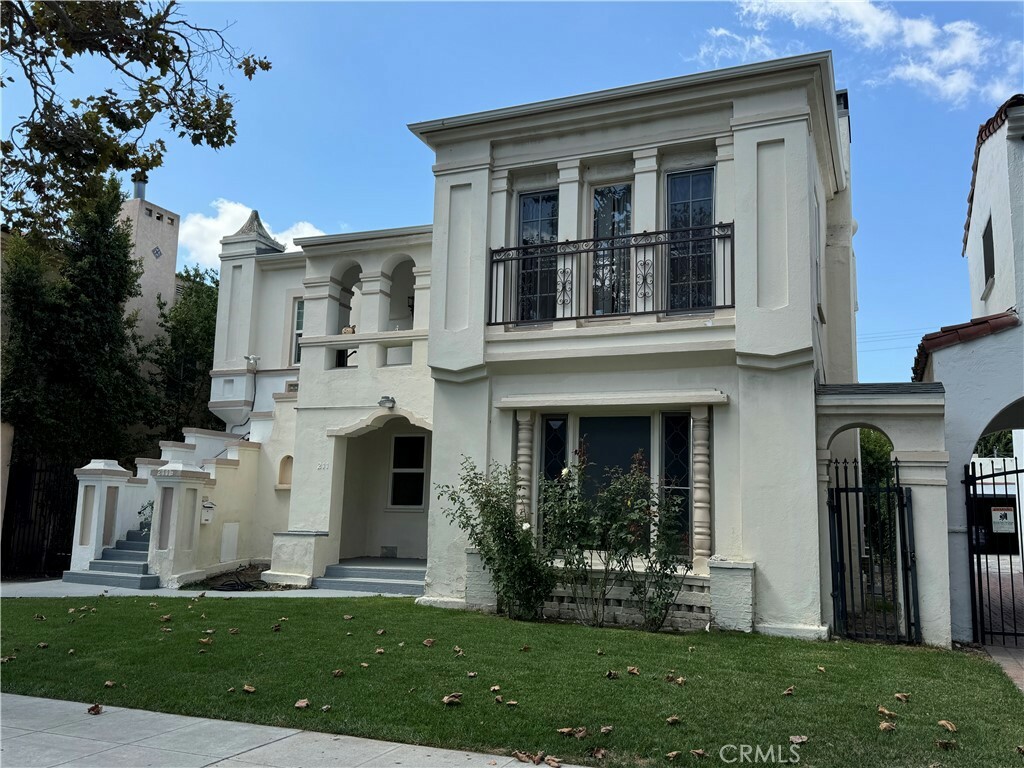 Property Photo:  211 S Arnaz Drive  CA 90211 