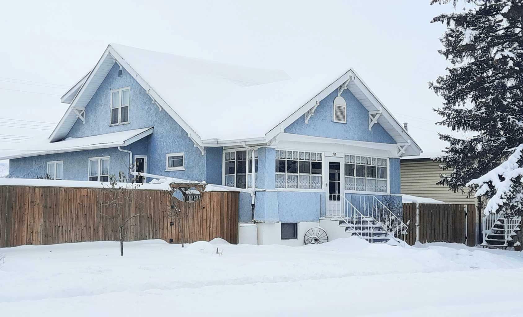 Property Photo:  715 3 Avenue W  AB T0J 0Y3 