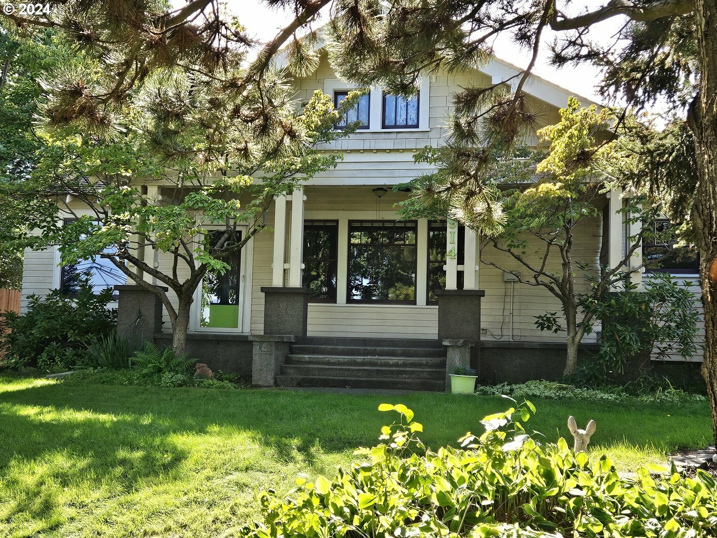 Property Photo:  1914 W 10th St  OR 97058 