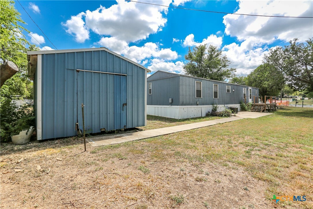 Property Photo:  421 E Beeline Lane  TX 76548 