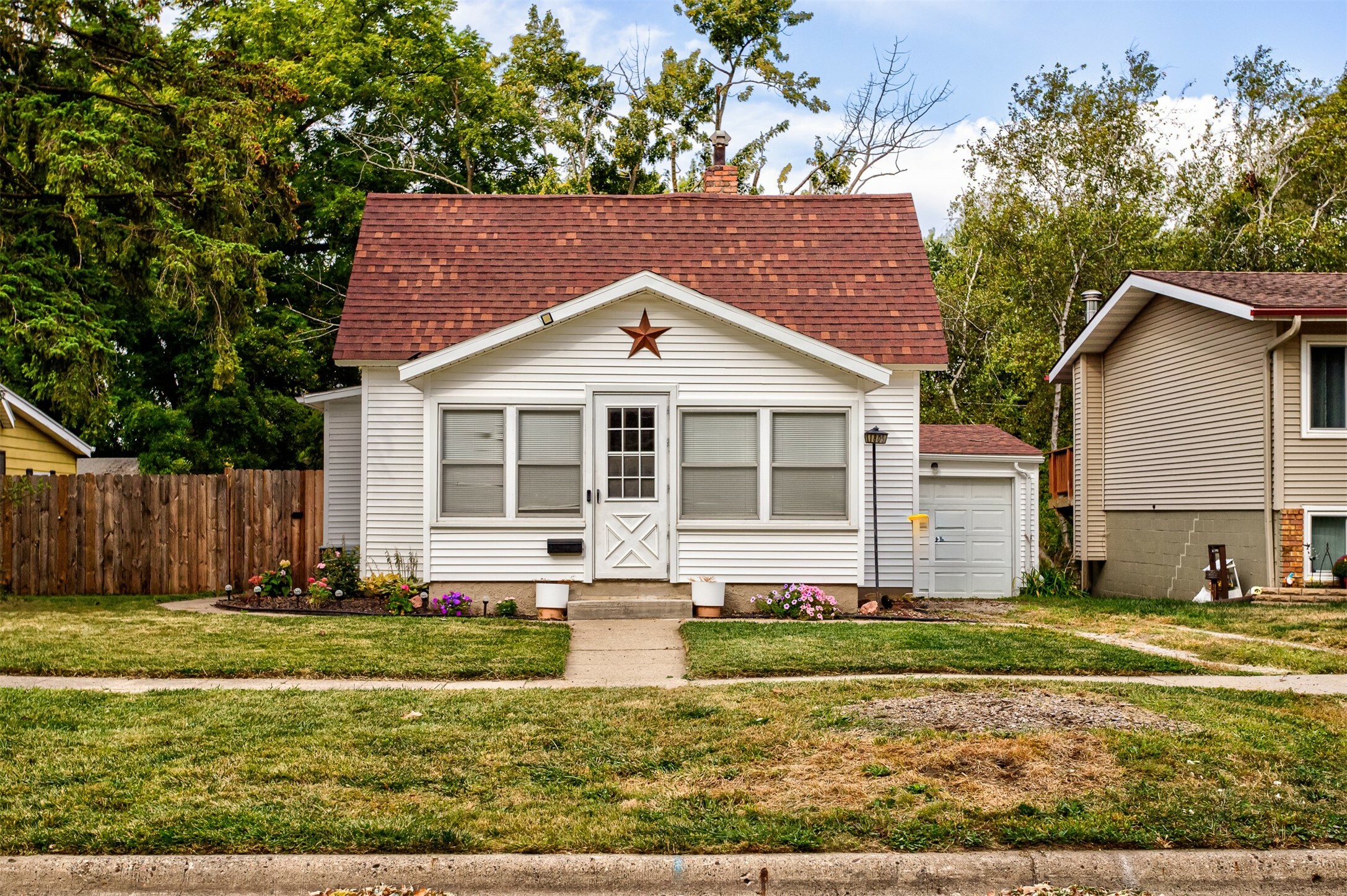 Property Photo:  1809 Benton Street  IA 50036 