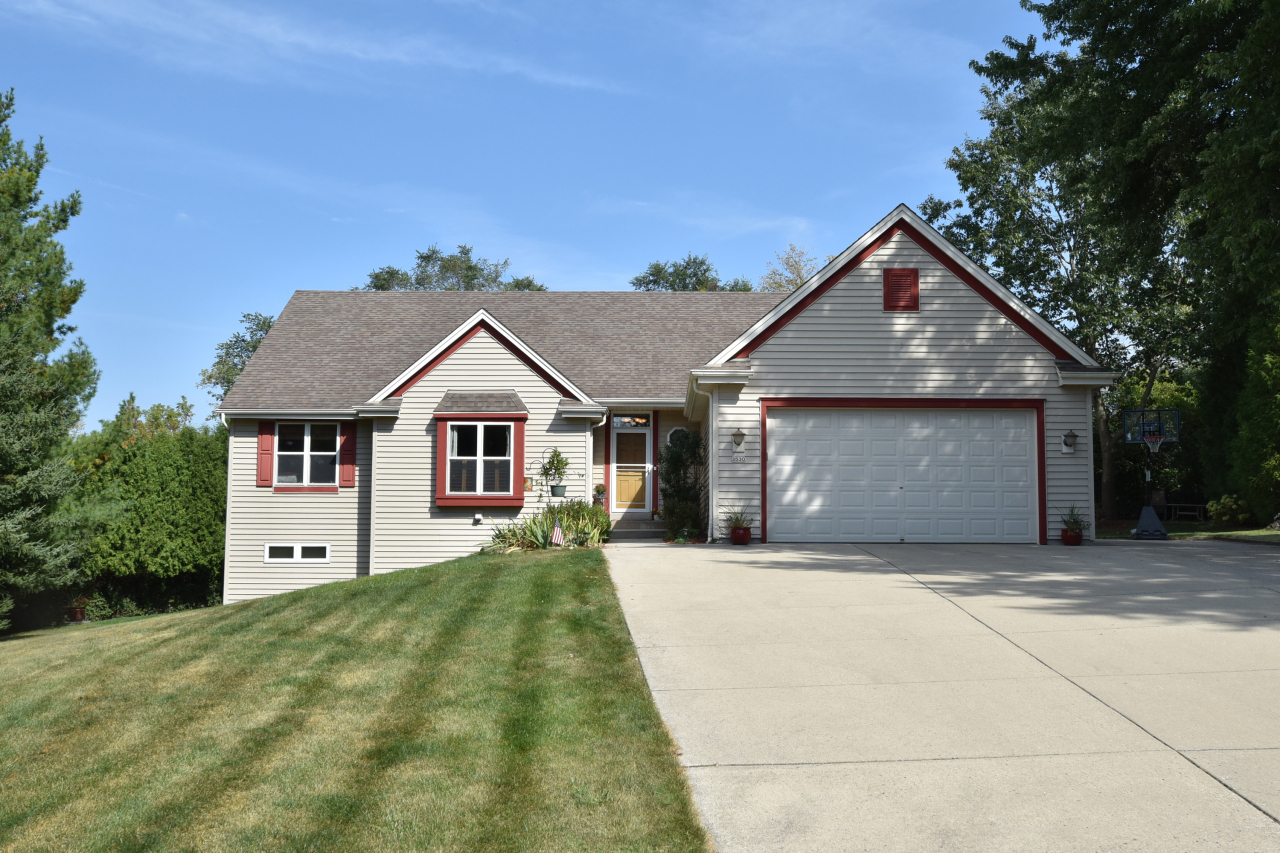 3530 S Woodland Ct  New Berlin WI 53146 photo