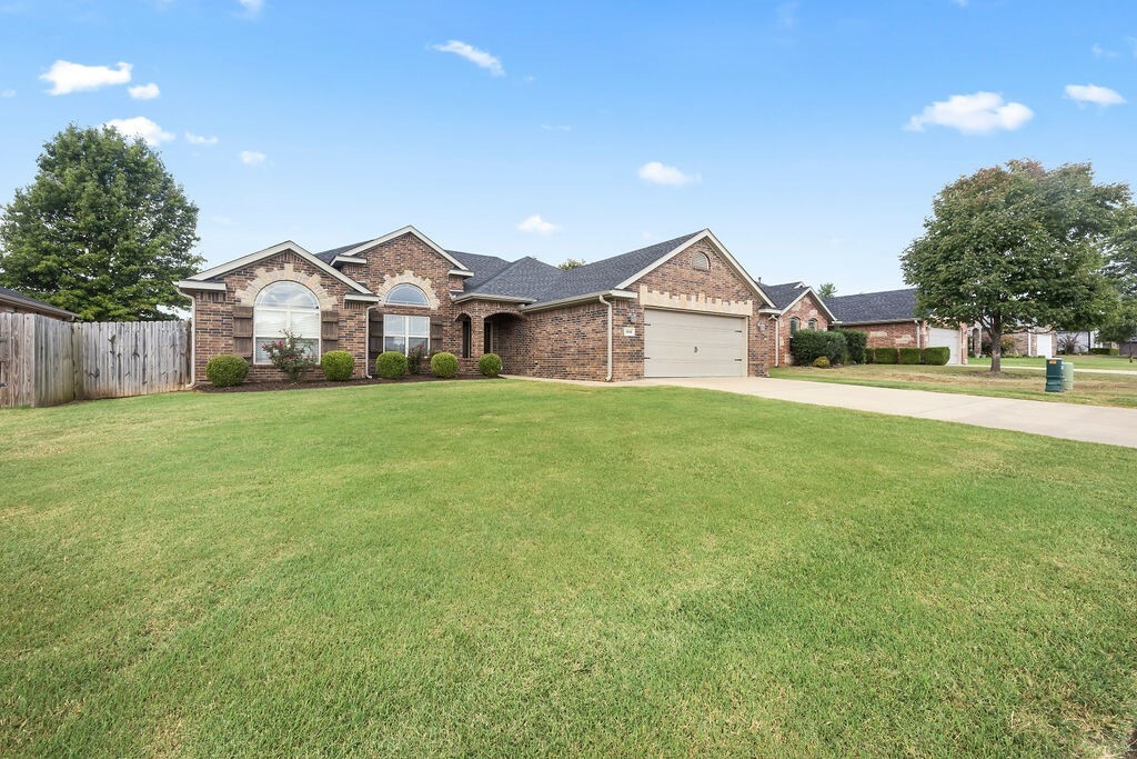 Property Photo:  1806 SW Sequoia Street  AR 72713 