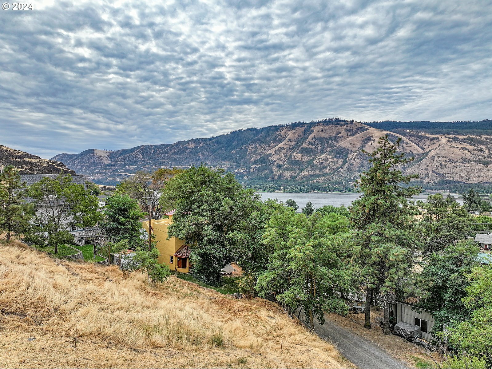 Property Photo:  714 Klickitat St  WA 98635 