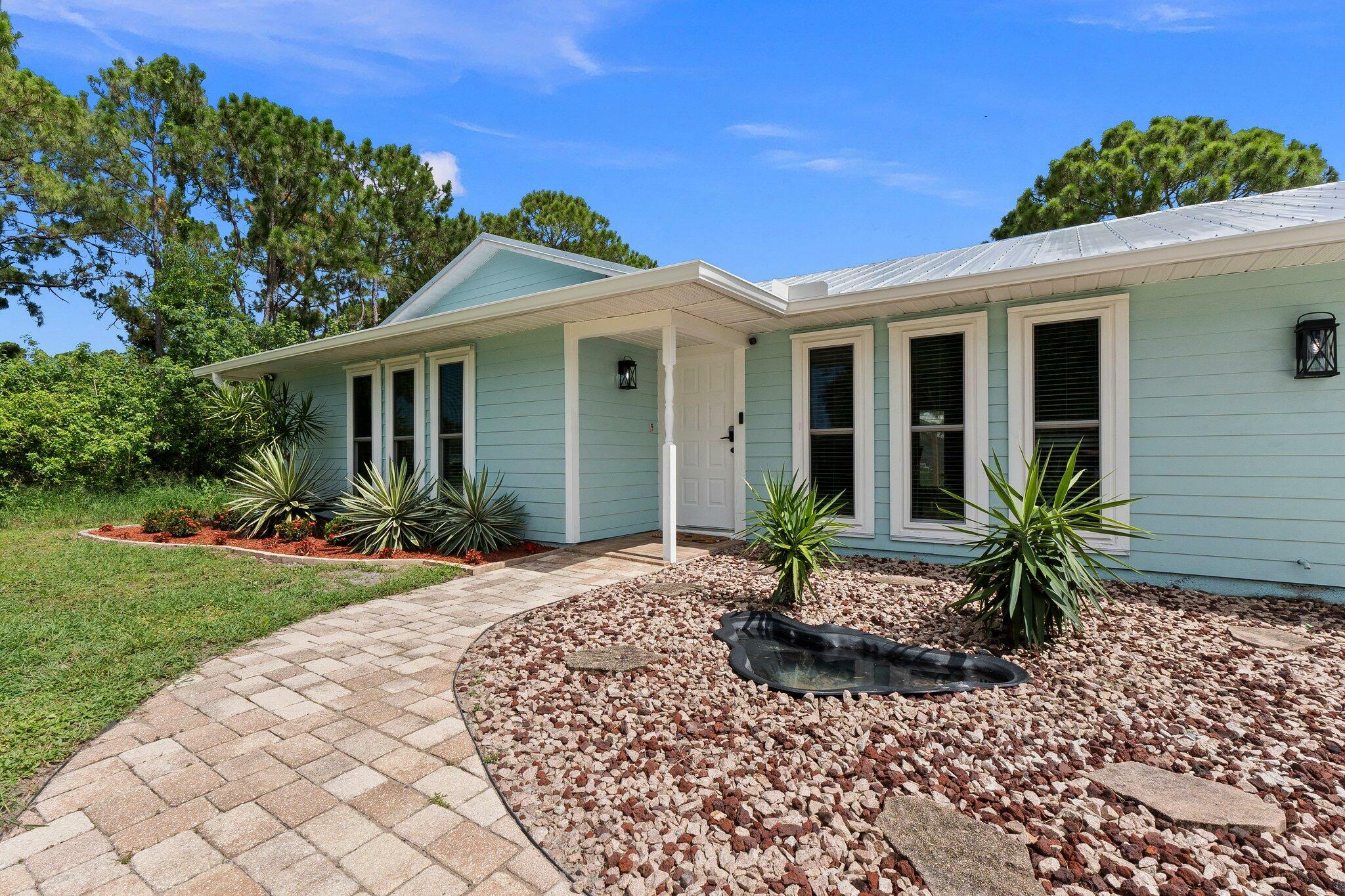 Property Photo:  566 SW Fairview Avenue  FL 34983 