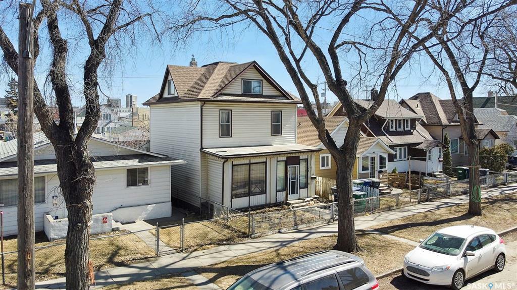 Property Photo:  214 E Avenue S  SK S7M 1R9 