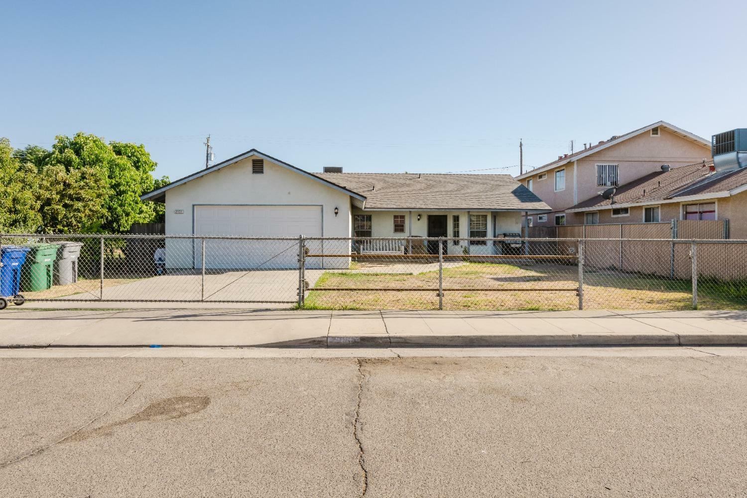 Property Photo:  2131 Yerba Street  CA 93662 