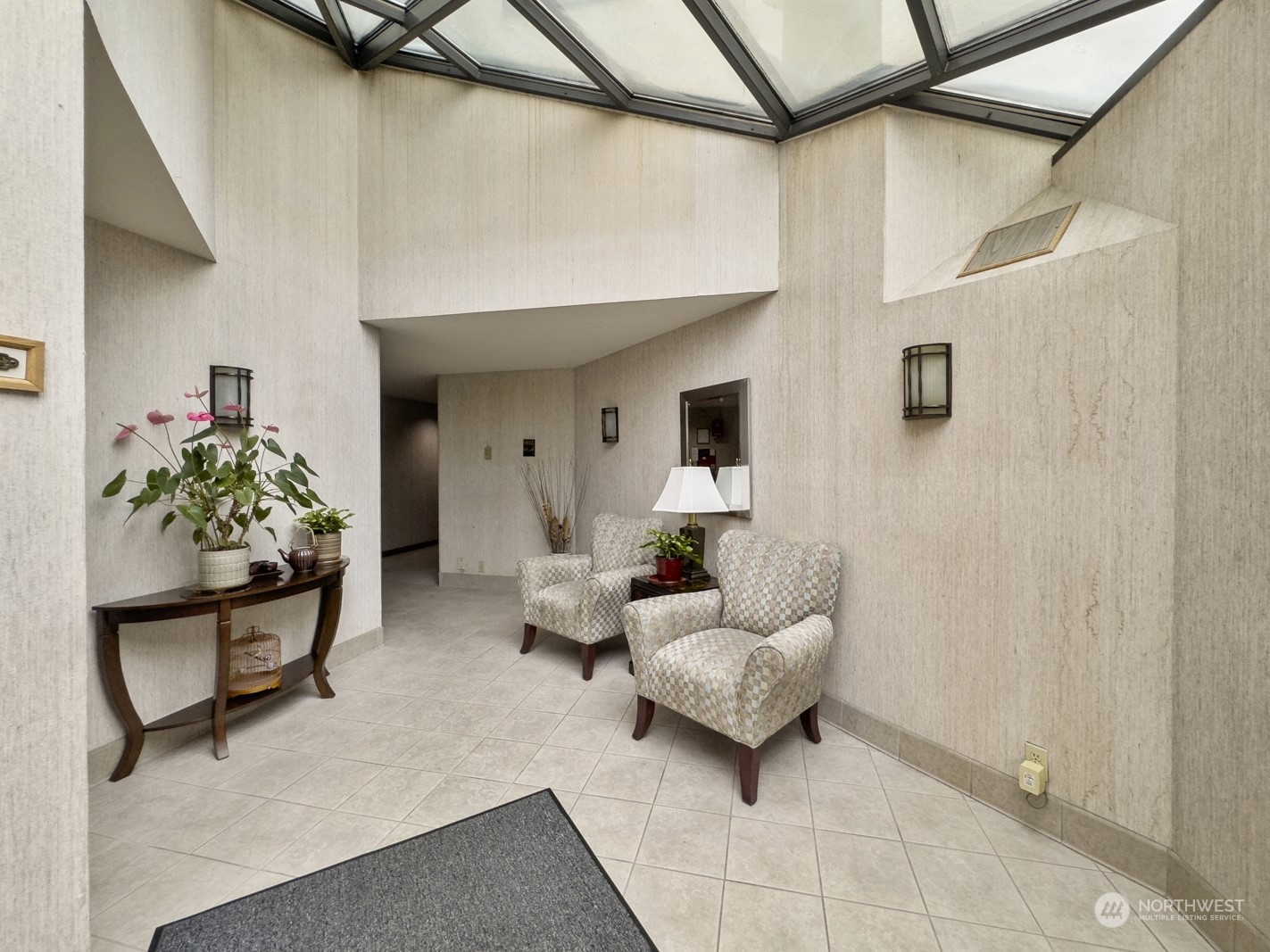 Property Photo:  201 Third Avenue N 207  WA 98020 