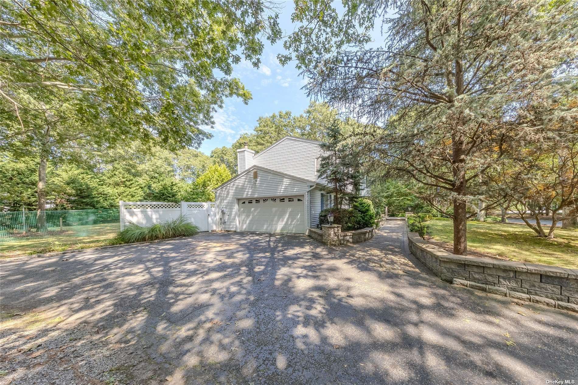 Property Photo:  4 Hampton Court  NY 11949 