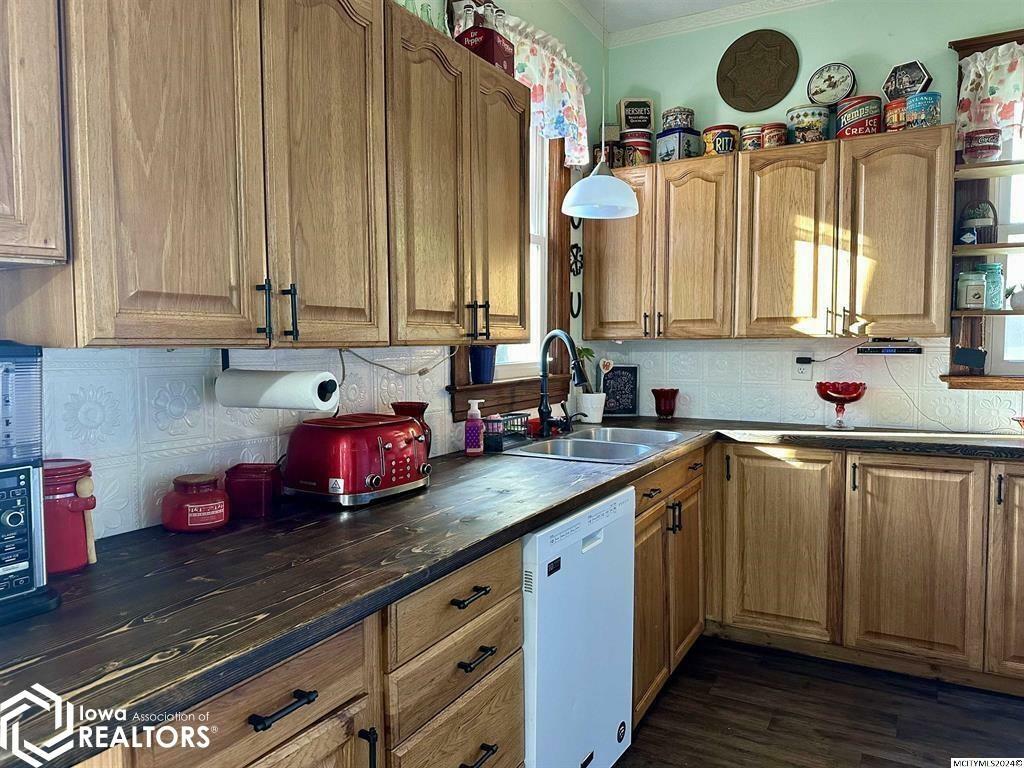 Property Photo:  204 10th Street  IA 50459 