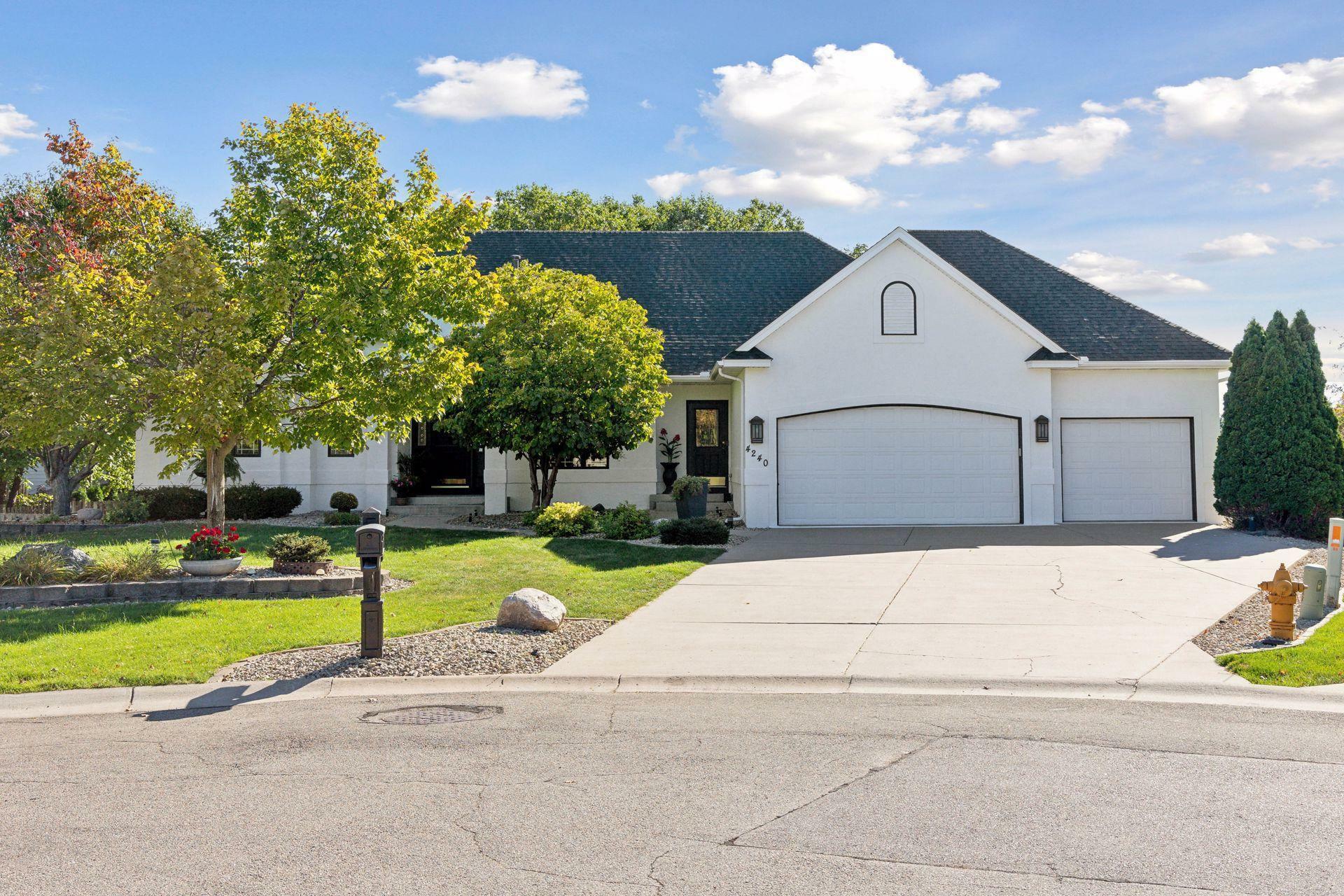 Property Photo:  4240 Pineview Lane N  MN 55442 