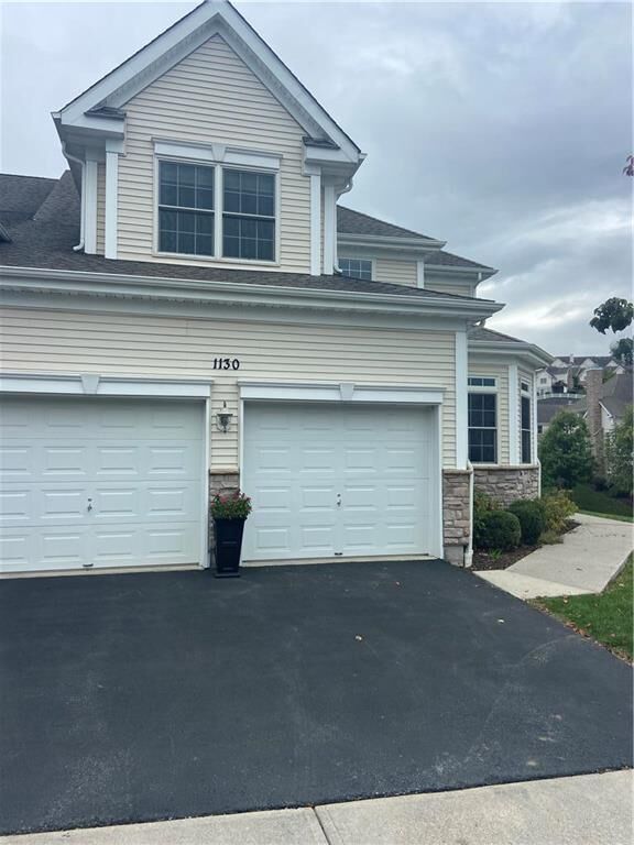 Property Photo: 1130 Troon Court PA 18042