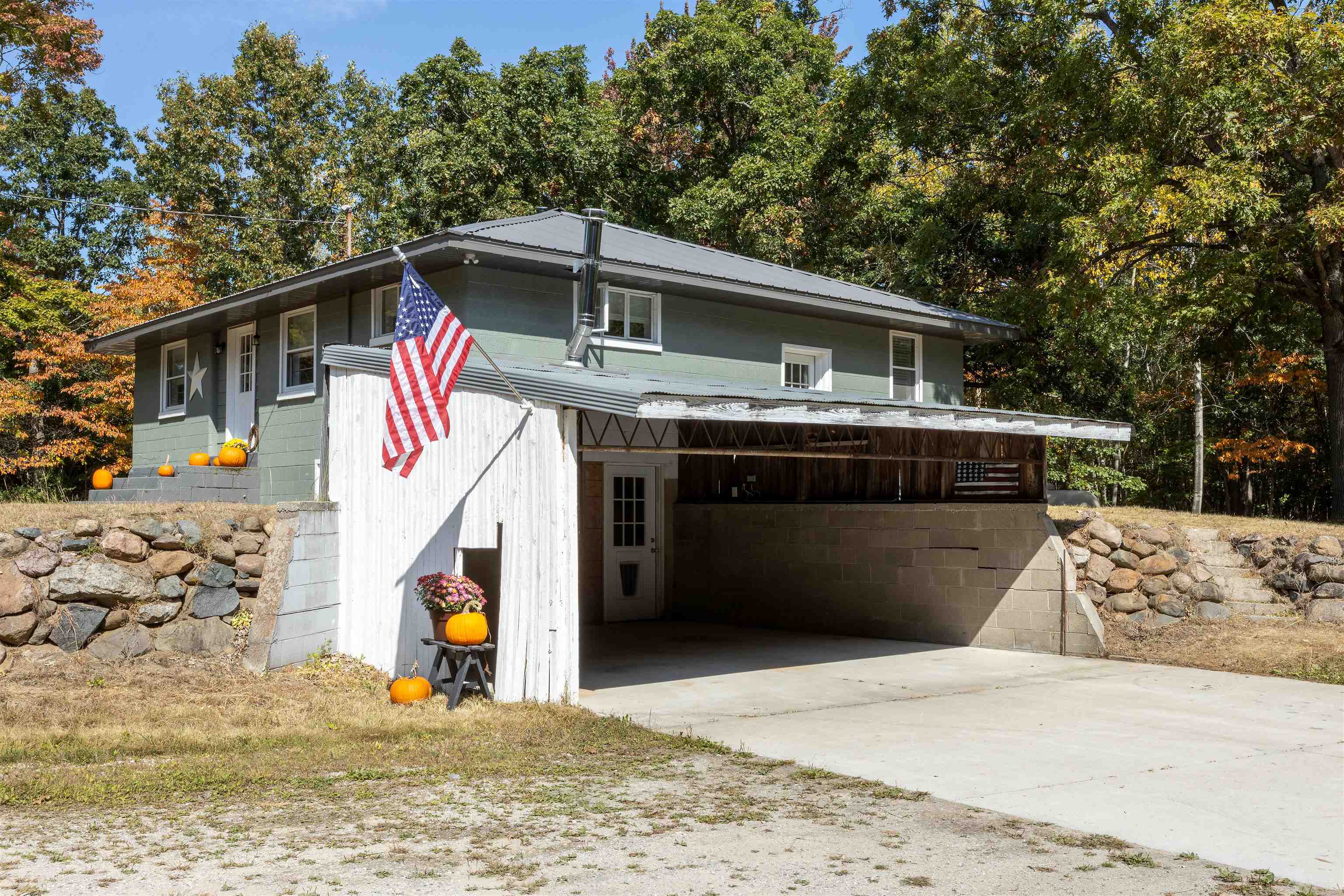 Property Photo:  2595 S Meridian  MI 48640 