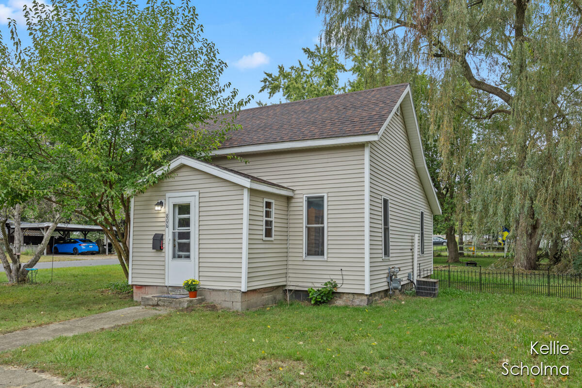 Property Photo:  806 Alderman Street  MI 48809 