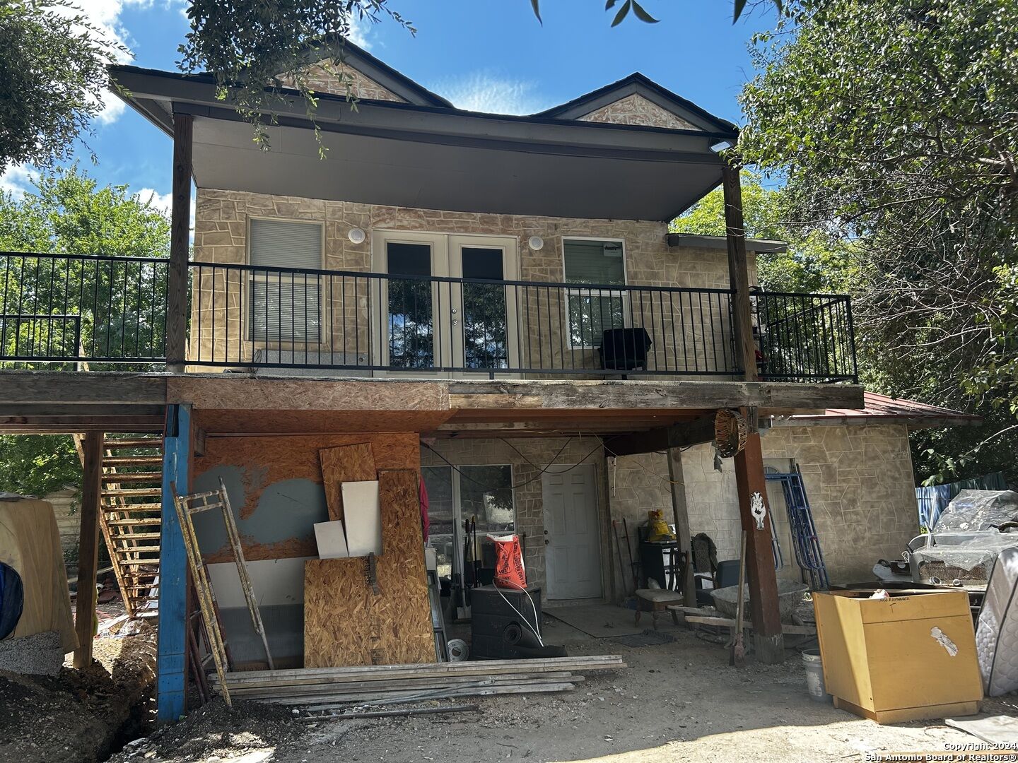 Property Photo: 348 Pendleton Ave TX 78204