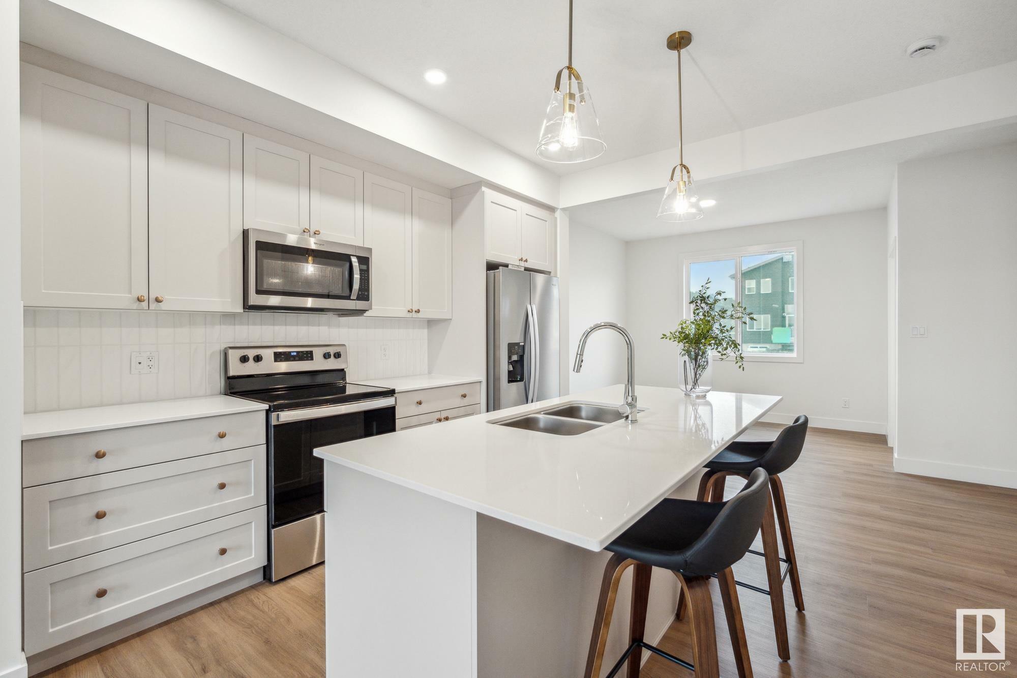 Photo de la propriété:  10245 92A Avenue  AB T8R 1A0 