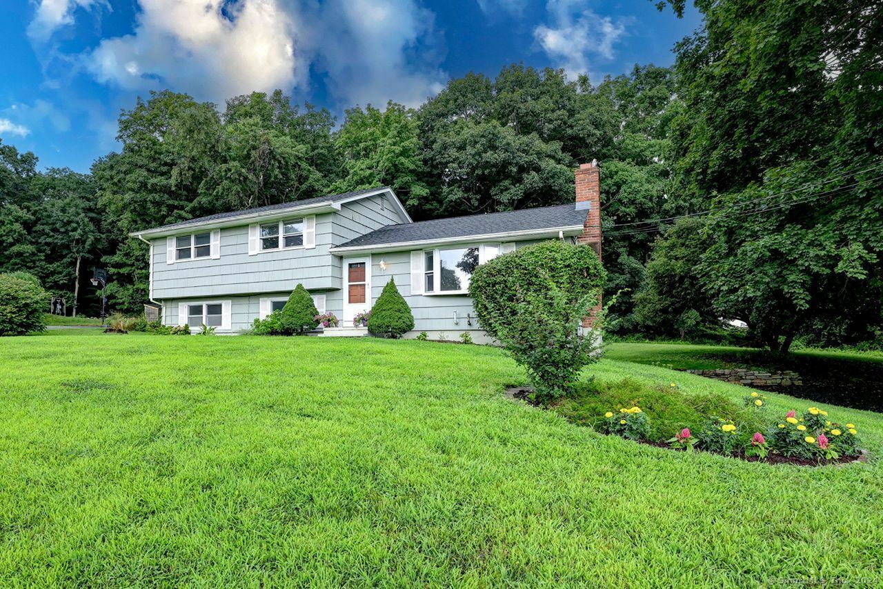 Property Photo:  8 Cornfield Lane  CT 06437 