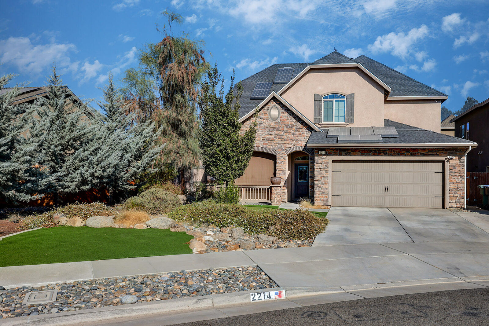 Property Photo:  2214 N Fairway Court  CA 93291 