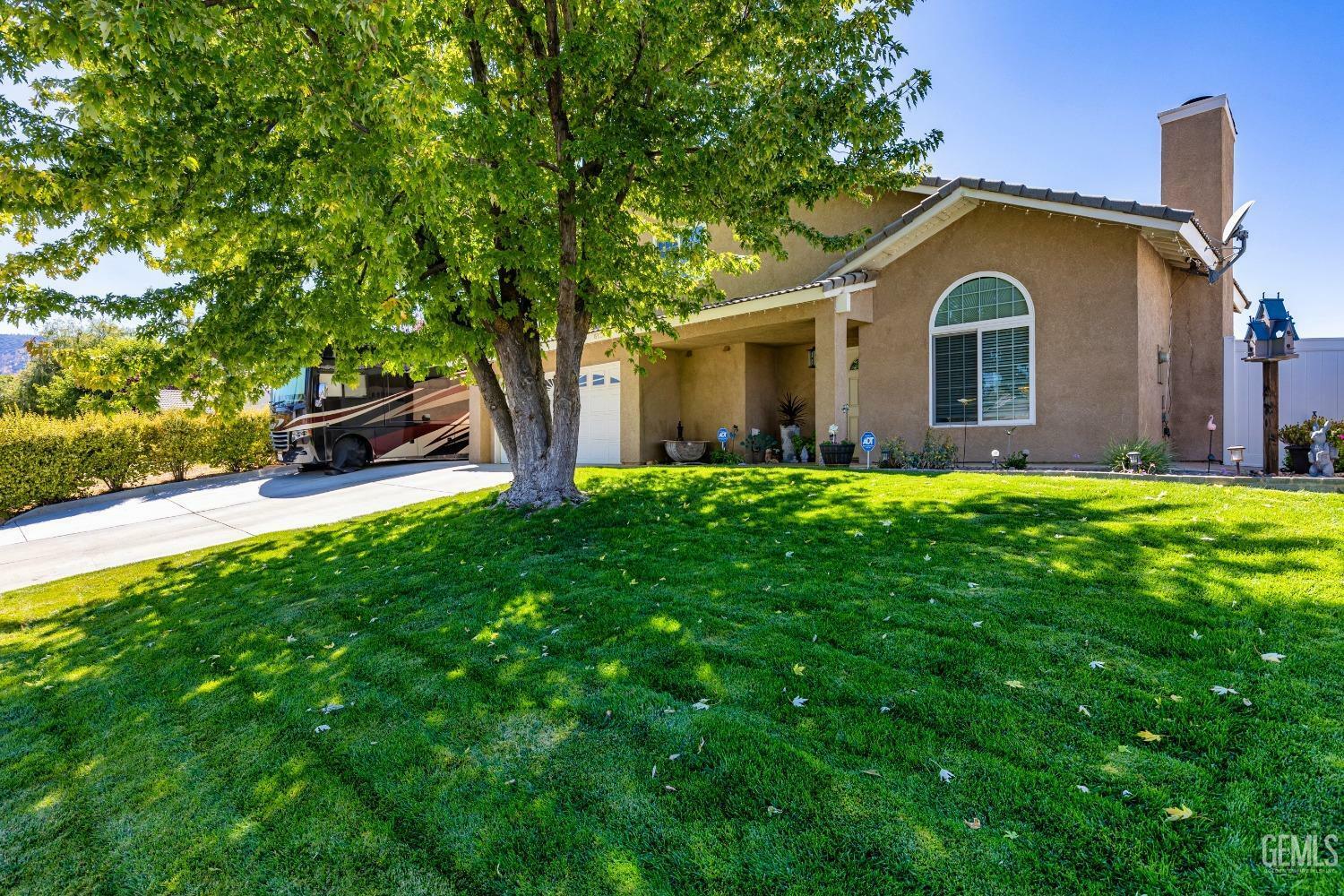 Property Photo:  813 Elm Street  CA 93561 