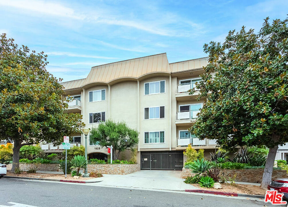 Property Photo:  1828   Holmby Ave 303  CA 90025 