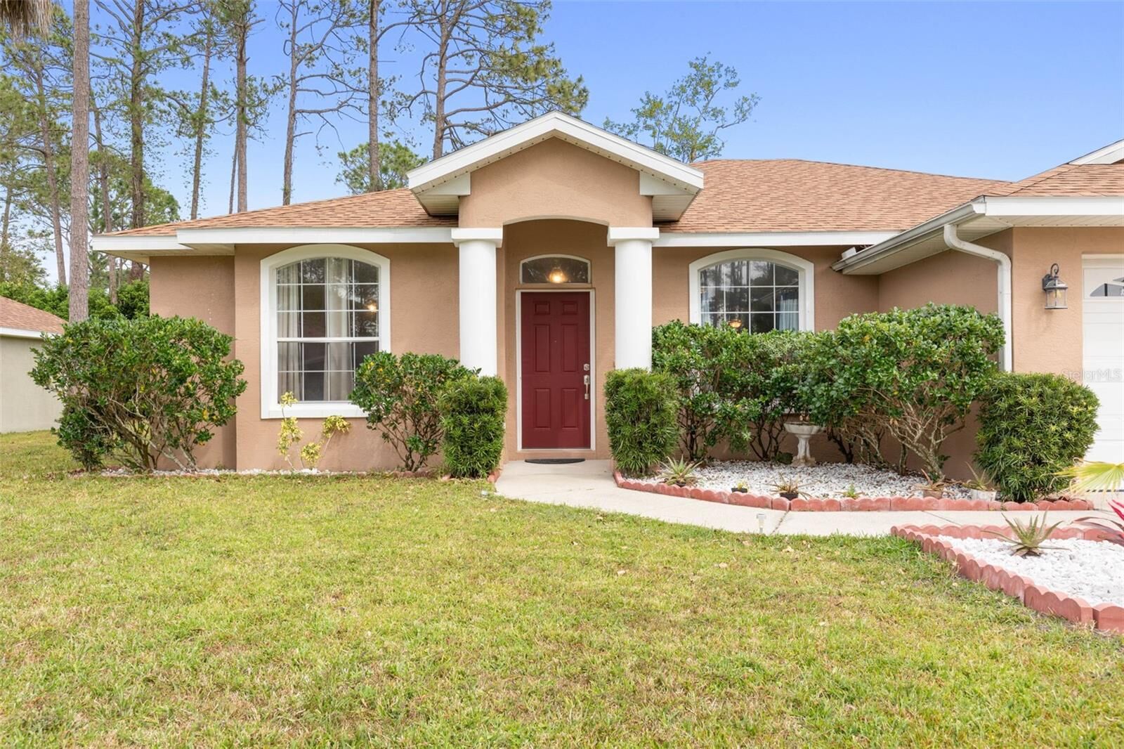 Property Photo: 15 Beaverdam Lane FL 32137