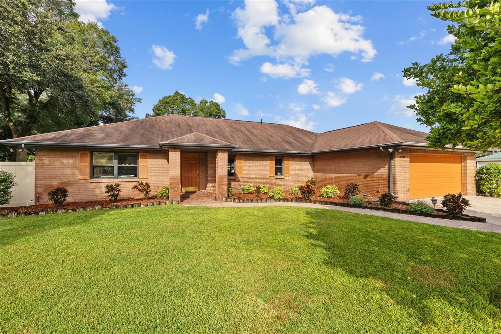 Property Photo: 2521 Laurelwood Lane FL 33596