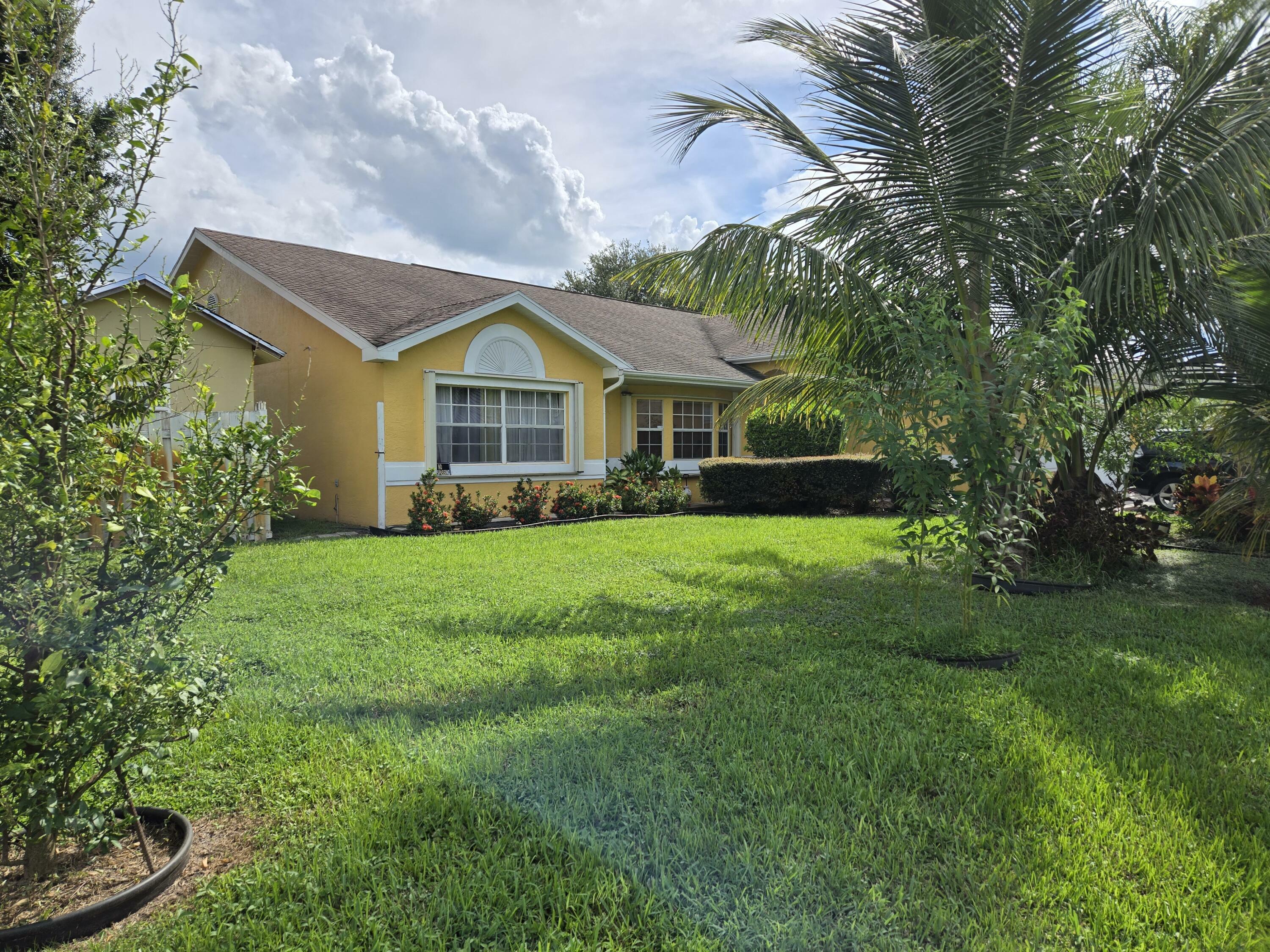 Property Photo:  3404 SE Bevil Avenue  FL 34984 