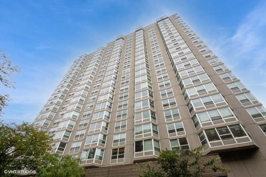 Property Photo: 720 W Gordon Terrace 17H IL 60613