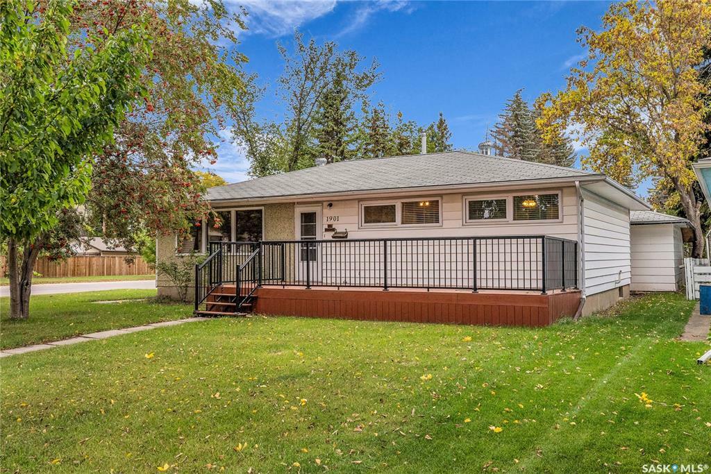 Property Photo:  1901 Sommerfeld Avenue  SK S7J 2E2 