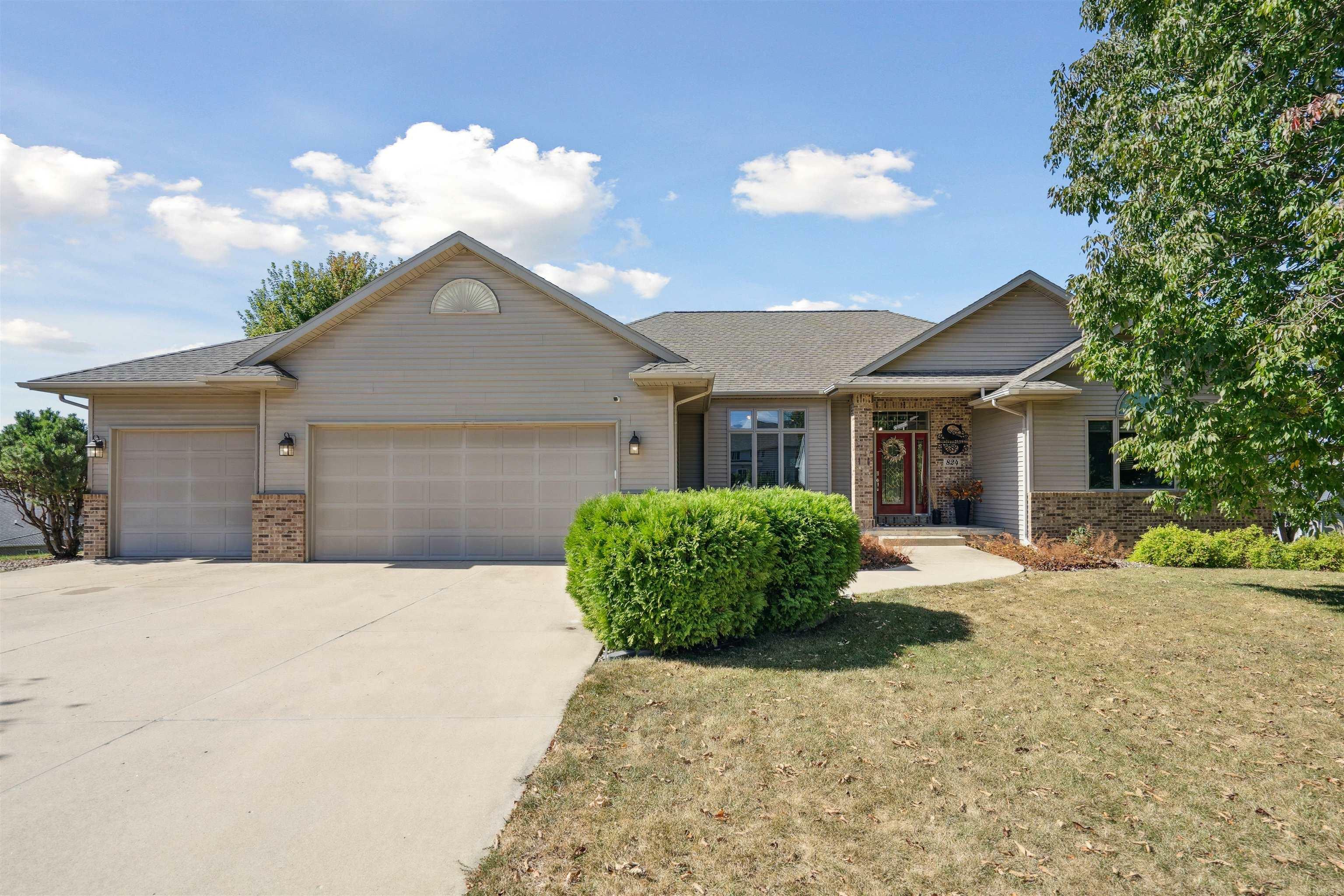 Property Photo:  824 South Ridge Drive  IA 50613 