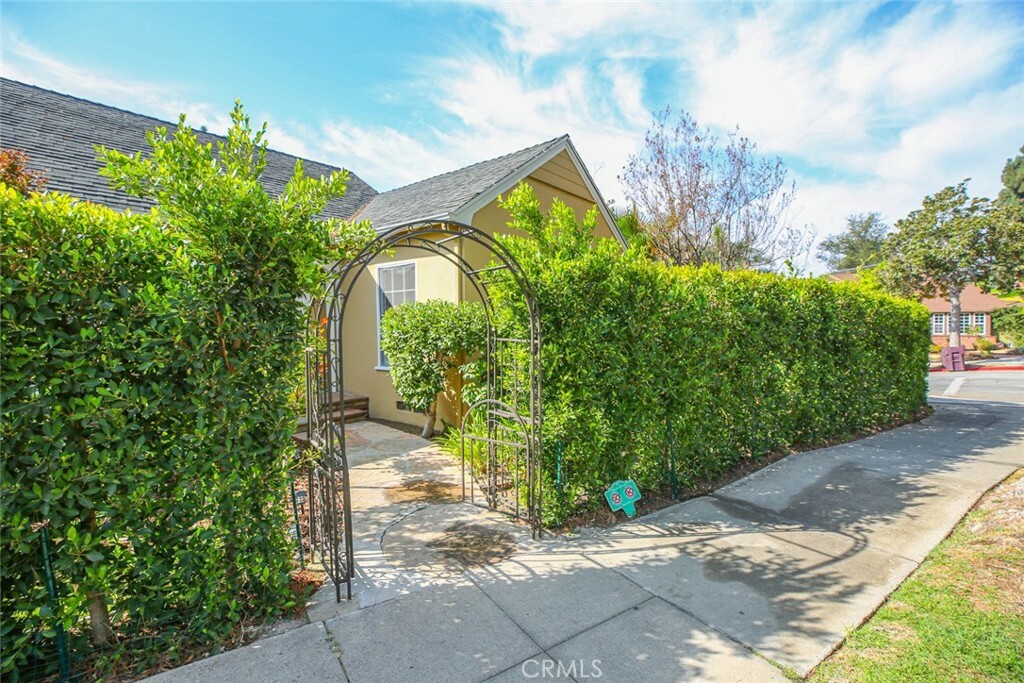 Property Photo:  900 E Mountain Street  CA 91207 