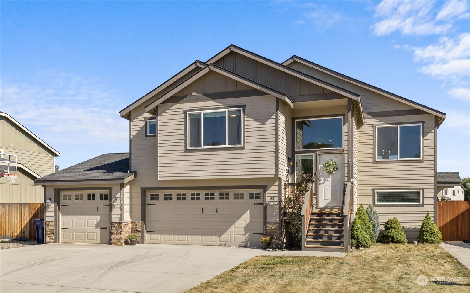 Property Photo: 2304 N Creeksedge Way WA 98926