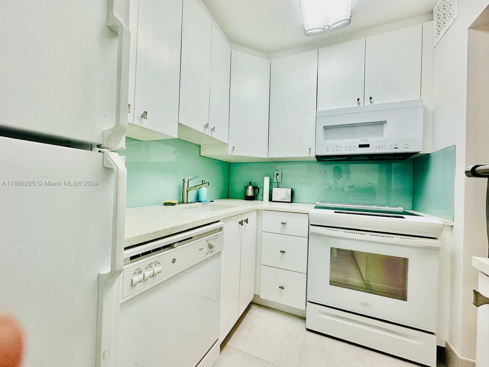 Property Photo:  2899 Collins Ave 1510  FL 33140 