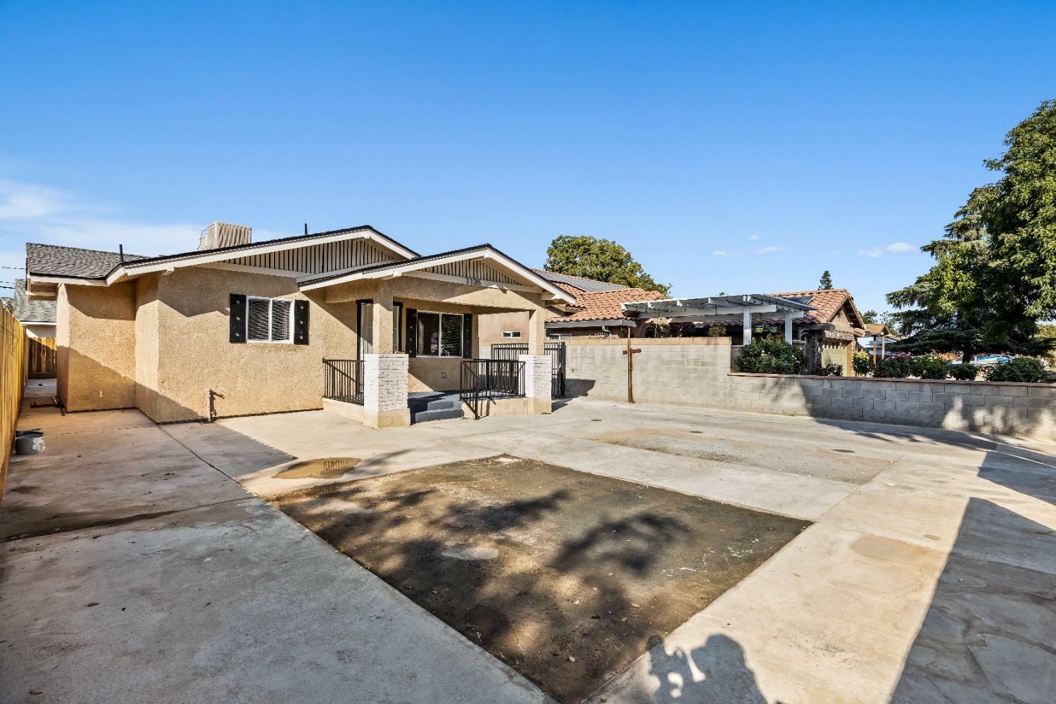 Property Photo:  1135 E Fedora Avenue  CA 93704 