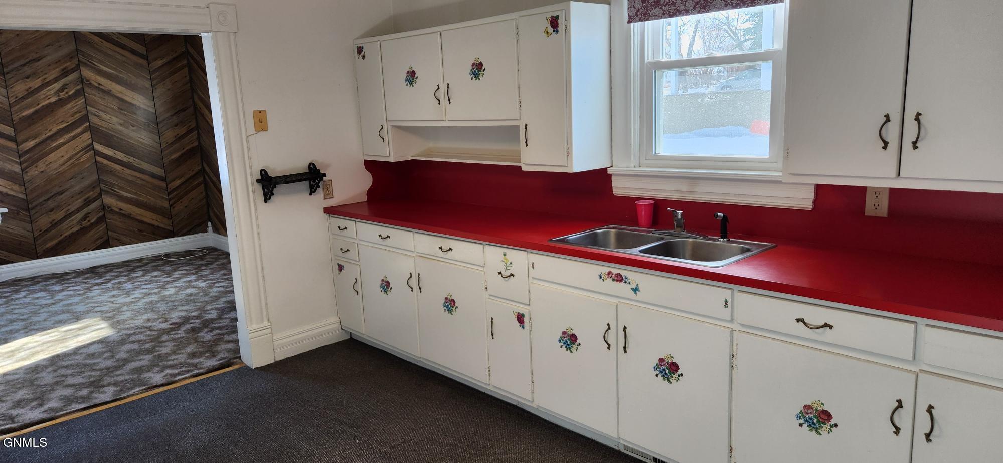 Property Photo: 401 Summit Street ND 58576