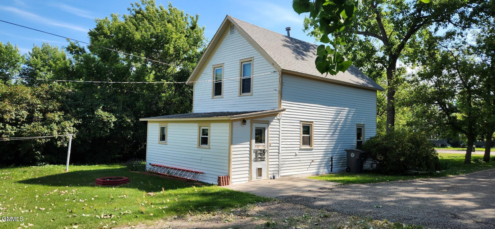 Property Photo: 401 Summit Street ND 58576