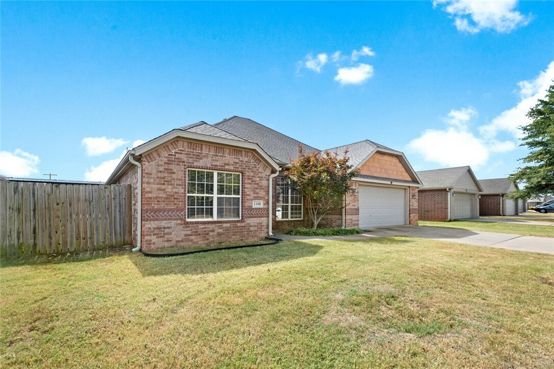 Property Photo:  1100 Kensington Drive  AR 72719 