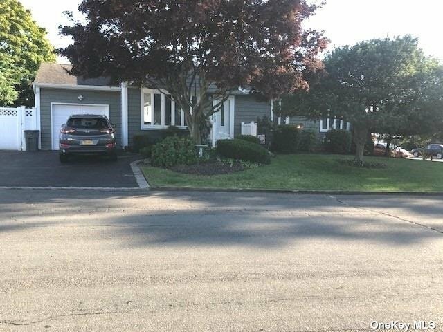 66 Warwick Avenue  Copiague NY 11726 photo