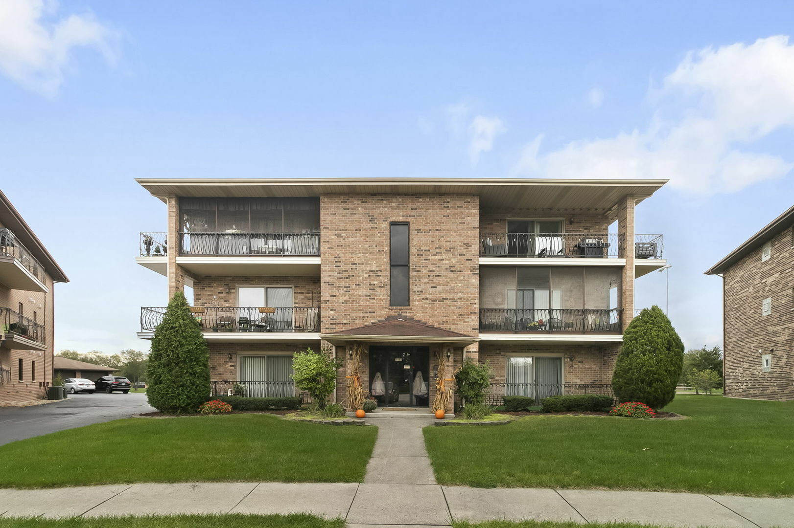 Property Photo:  7913 Paxton Avenue 1W  IL 60477 