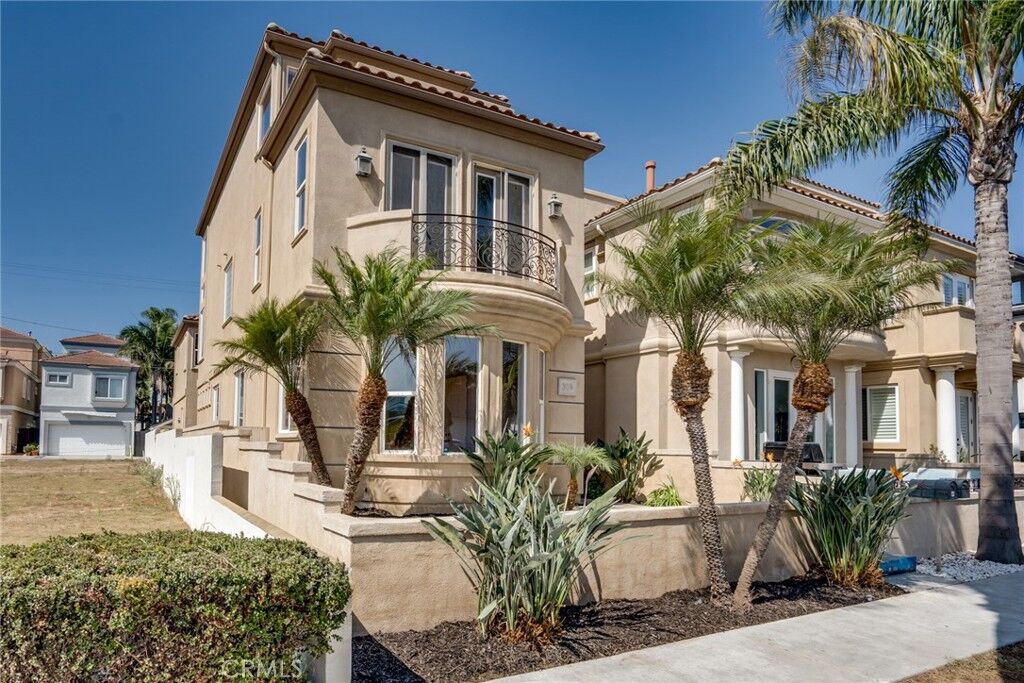 Property Photo:  309 8th Street  CA 92648 