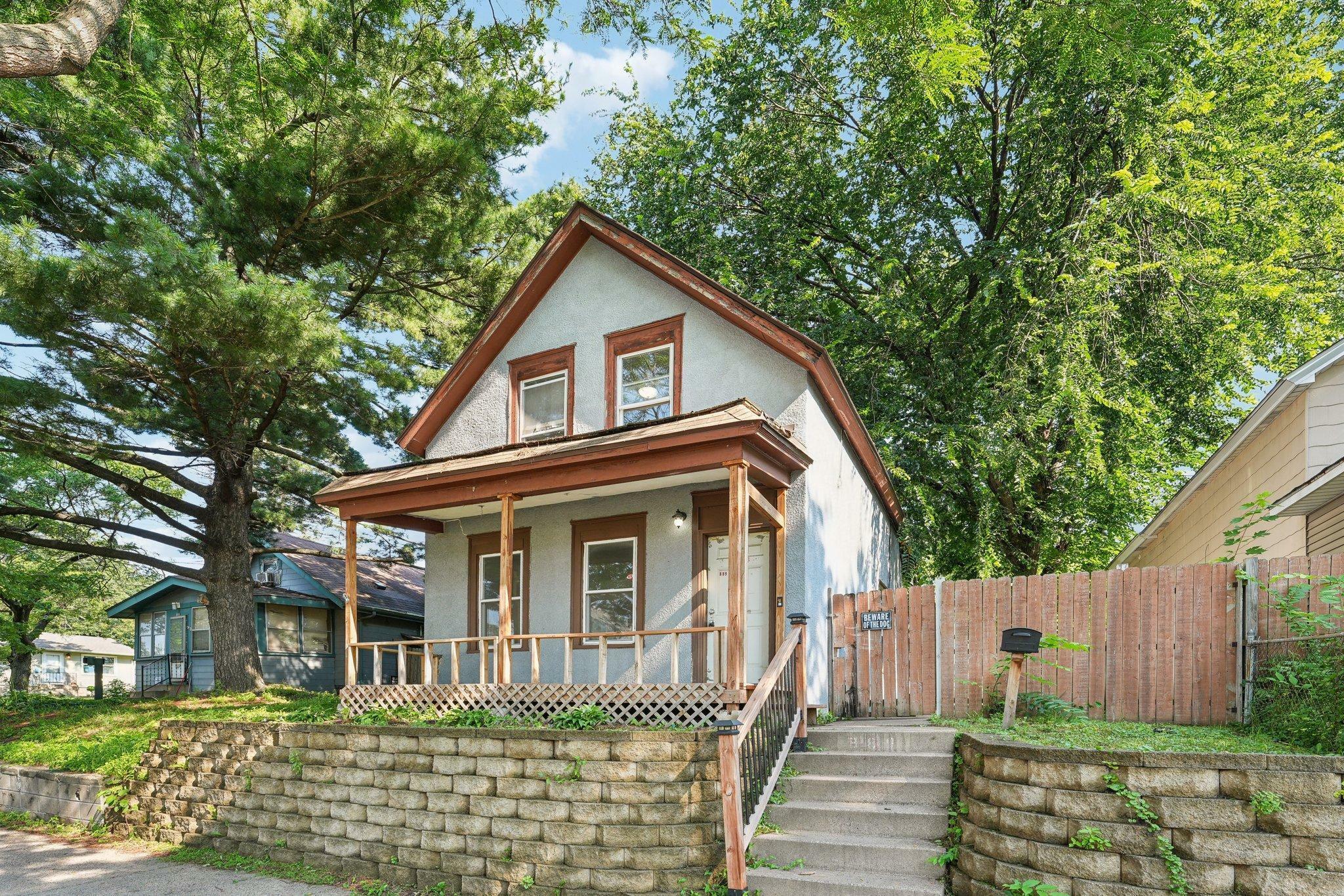 Property Photo:  889 York Avenue  MN 55106 