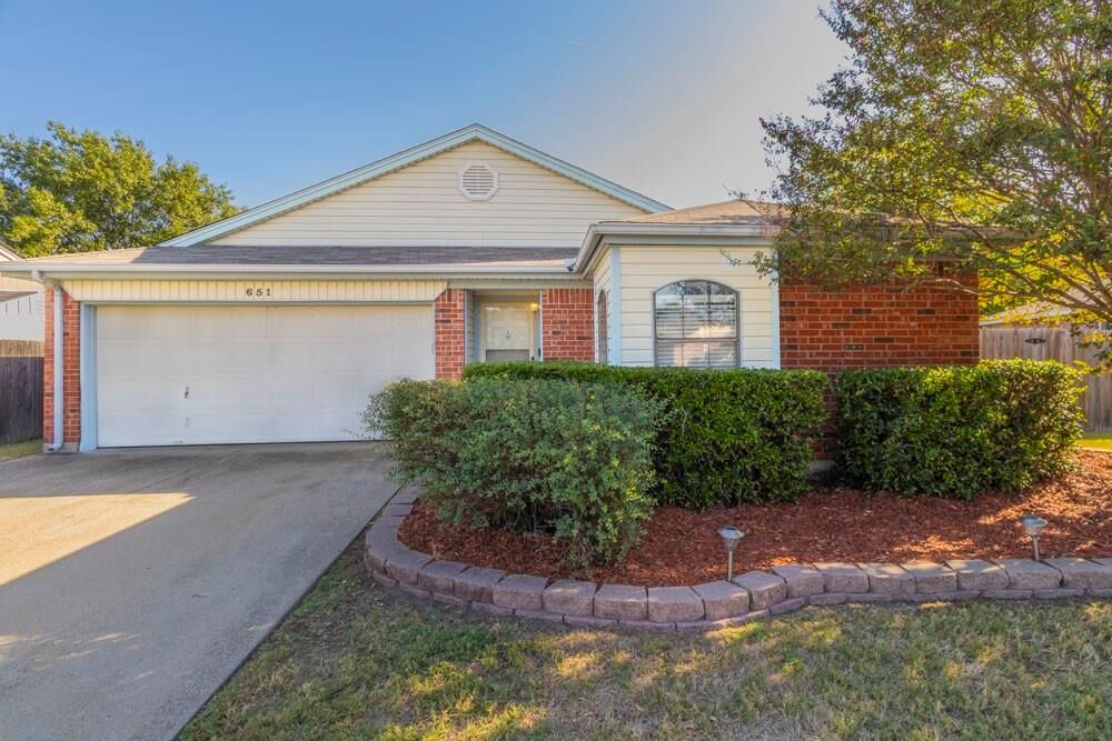 Property Photo:  651 Lemon Drive  TX 76018 