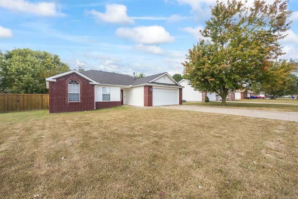 Property Photo:  200 S Bailey Street  AR 72745 