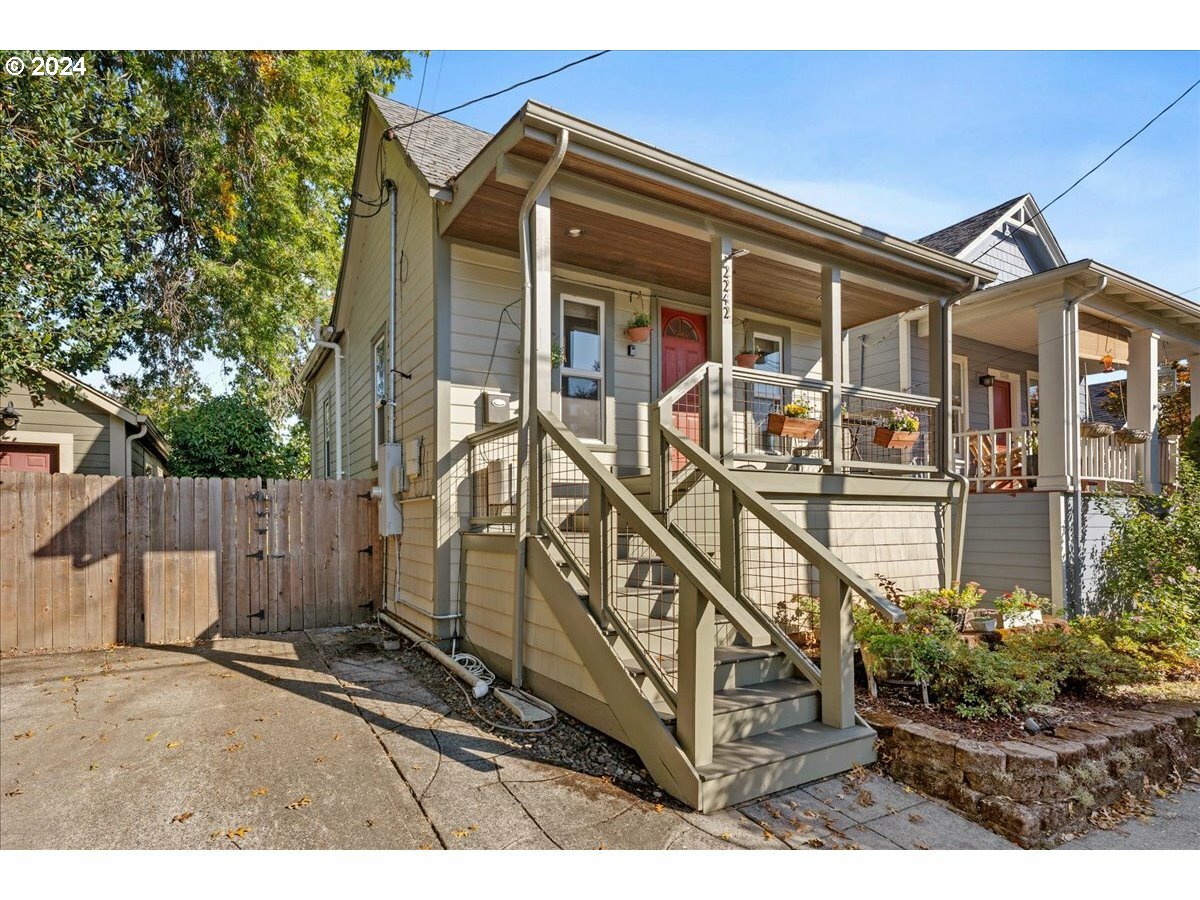 Property Photo:  2242 SE 45th Ave  OR 97215 