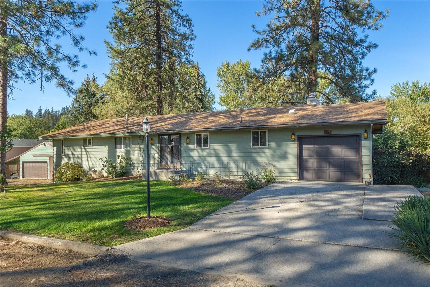 Property Photo: 921 E Brooklawn Dr WA 99208