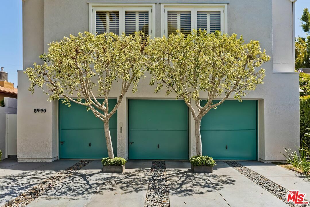 Property Photo:  8990   Norma Pl  CA 90069 