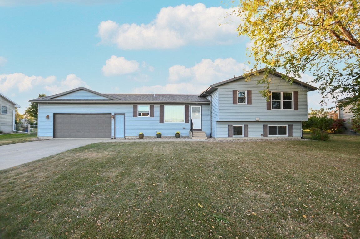 Property Photo:  307 Denise Drive  IA 52324 