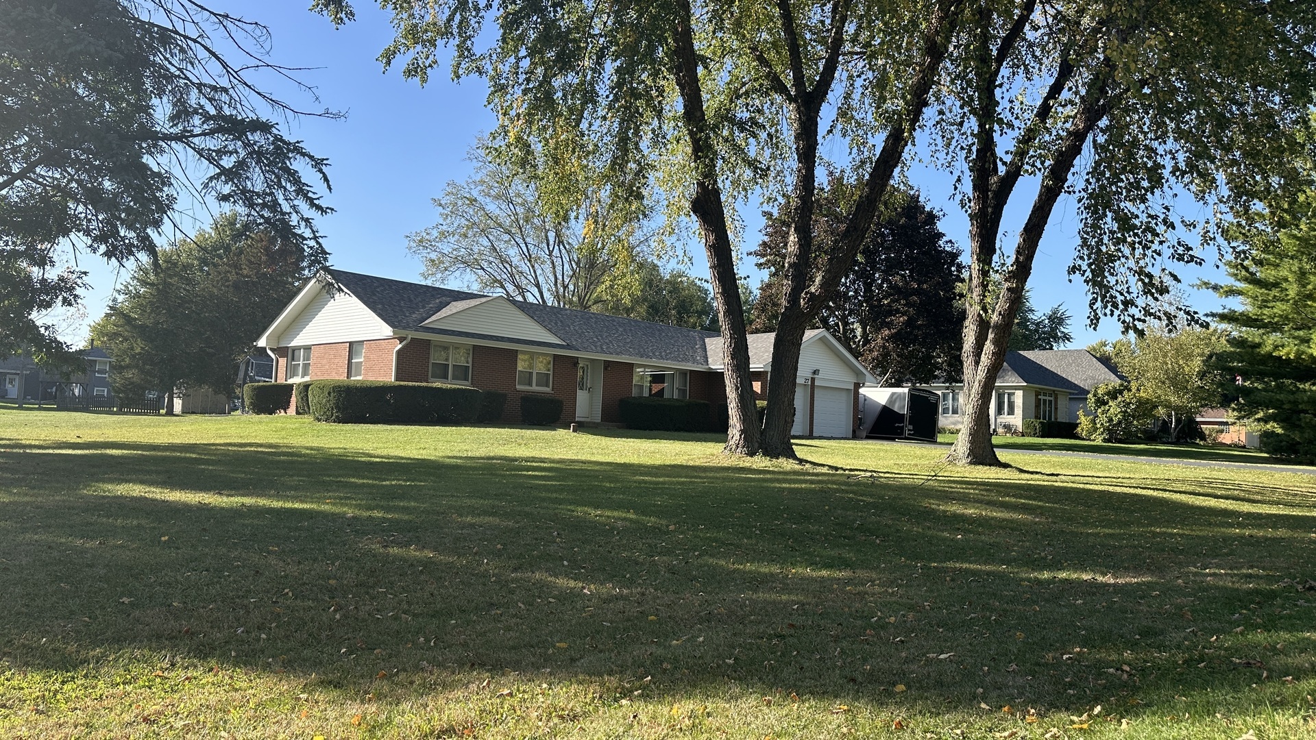 Property Photo:  27 E Larkspur Lane  IL 60512 