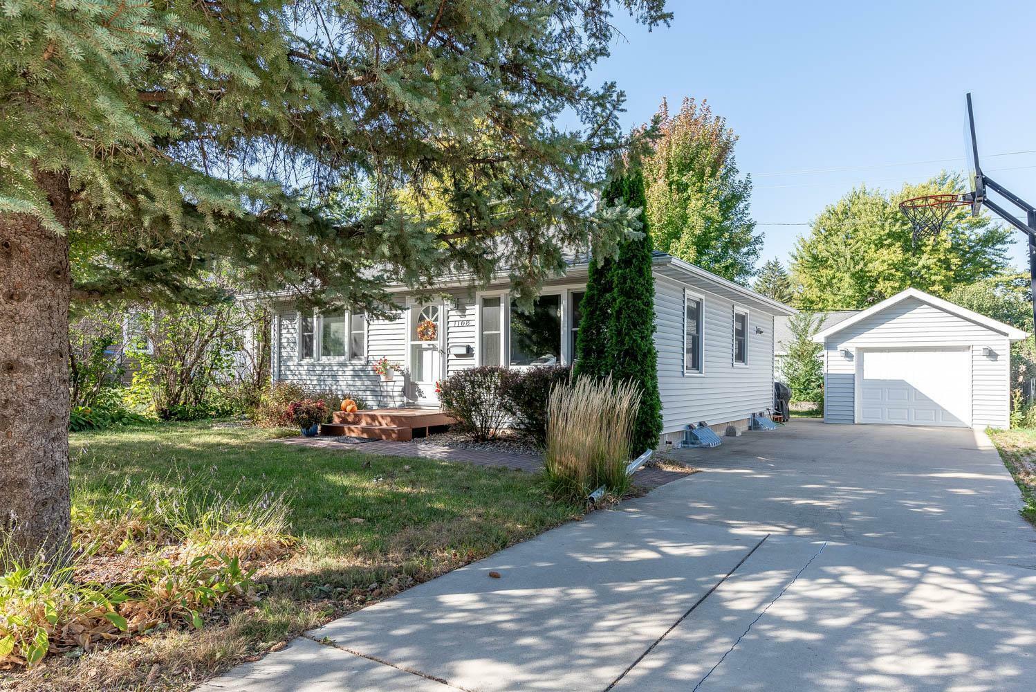 Property Photo:  1108 Highland Avenue  MN 56001 